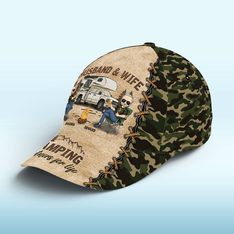 Campez plus, moins de soucis ! Casquette de camping personnalisée, imprimé intégral, classique ! Cadeau pour mari, femme et amoureux du camping.