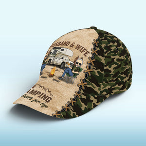 Campez plus, moins de soucis ! Casquette de camping personnalisée, imprimé intégral, classique ! Cadeau pour mari, femme et amoureux du camping.