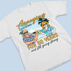 Heureux de s'embêter mutuellement pendant des années et toujours aussi forts - T-shirt unisexe personnalisé pour couple, sweat à capuche, sweat-shirt - Vacances d'été, cadeau pour mari et femme, anniversaire