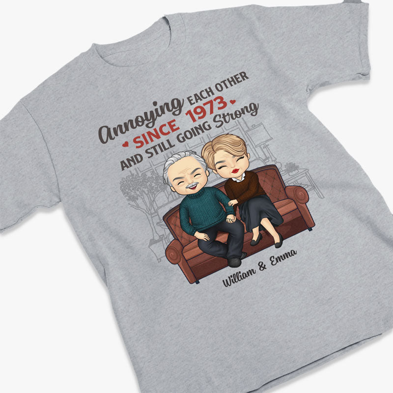 On s'agace et on continue à être forts - T-shirt, sweat à capuche et sweat-shirt unisexe personnalisé pour couple - Cadeau pour mari et femme, anniversaire