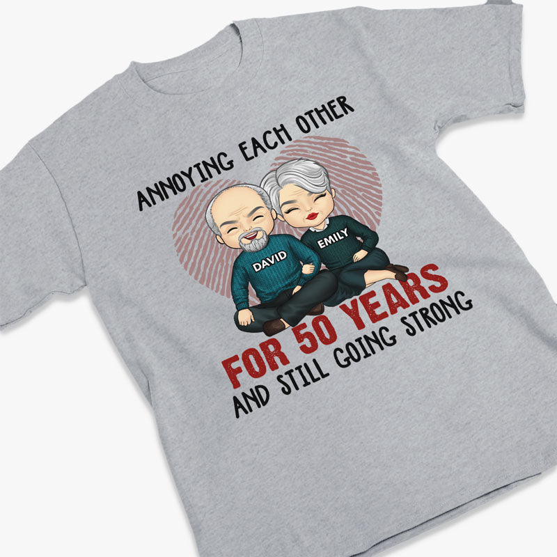 On s'ennuie depuis des années, mais ça continue ! - Cadeaux d'anniversaire, cadeaux pour couples, mari et femme - T-shirt unisexe personnalisé