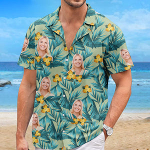 Motif personnalisé de fleurs et de feuilles colorées - Chemise hawaïenne unisexe tropicale personnalisée pour couple - Cadeau de vacances d'été, cadeau pour mari et femme, cadeau d'anniversaire