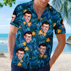 Motif personnalisé de fleurs et feuilles tropicales colorées - Chemise hawaïenne unisexe personnalisée pour couple - Cadeau de vacances d'été, cadeau pour mari et femme