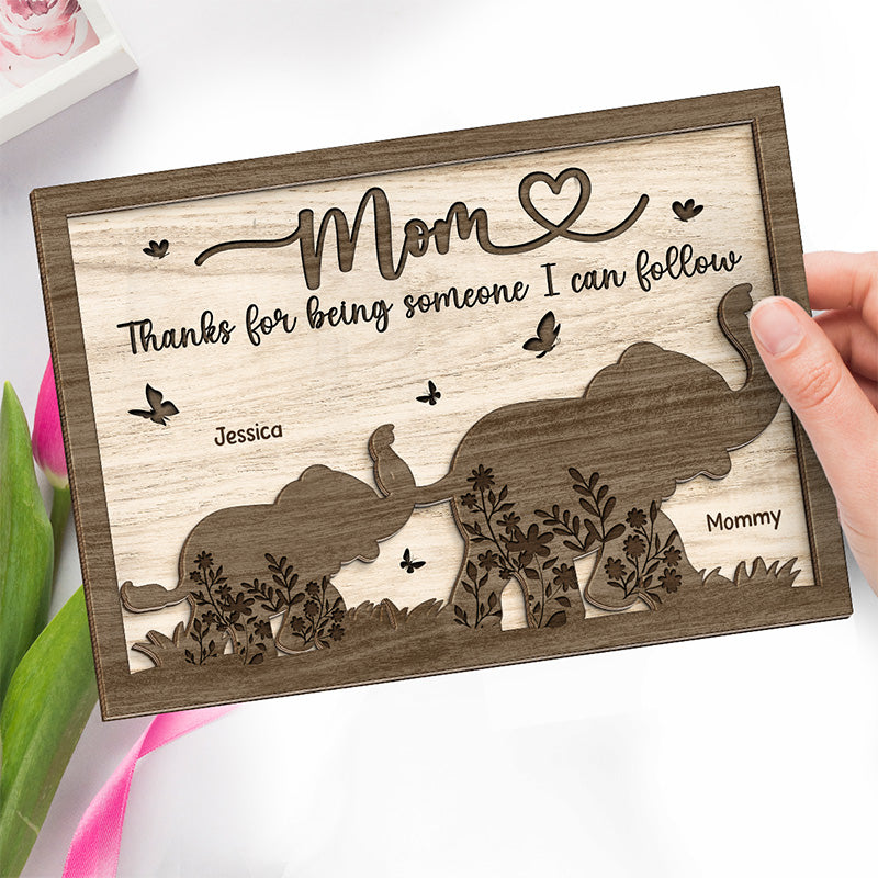 Merci d'être quelqu'un que je peux suivre - Plaque en bois personnalisée à 2 couches avec support - Cadeau de pendaison de crémaillère pour maman
