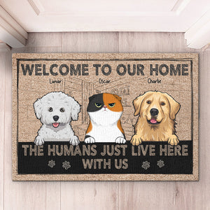 Bienvenue chez nous, l'humain vit ici avec des bébés à fourrure - Tapis décoratif personnalisé pour chien et chat - Cadeau pour les propriétaires d'animaux, les amoureux des animaux