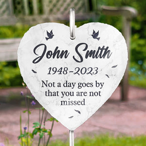 Il ne se passe pas un jour sans que vous ne nous manquiez - Mémorial personnalisé en forme de cœur avec ardoise et crochet de jardin - Cadeau de condoléances pour les membres de la famille