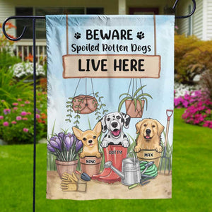 Attention, les chiens gâtés vivent ici ! Drapeau personnalisé pour chien ! Cadeau pour les amoureux des animaux.