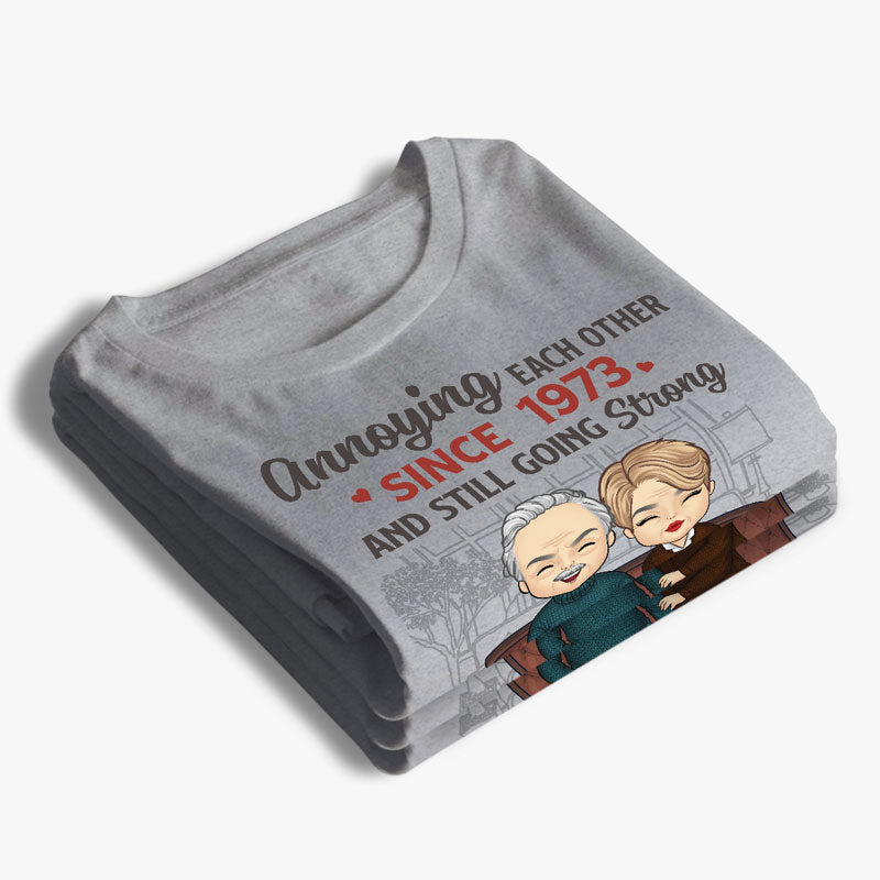 On s'agace et on continue à être forts - T-shirt, sweat à capuche et sweat-shirt unisexe personnalisé pour couple - Cadeau pour mari et femme, anniversaire