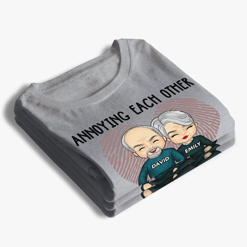 On s'ennuie depuis des années, mais ça continue ! - Cadeaux d'anniversaire, cadeaux pour couples, mari et femme - T-shirt unisexe personnalisé