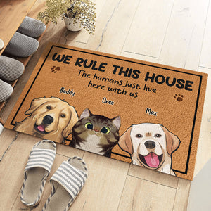 Nous régnons sur cette maison - Tapis décoratif personnalisé pour chien et chat - Cadeau pour les propriétaires d'animaux et les amoureux des animaux