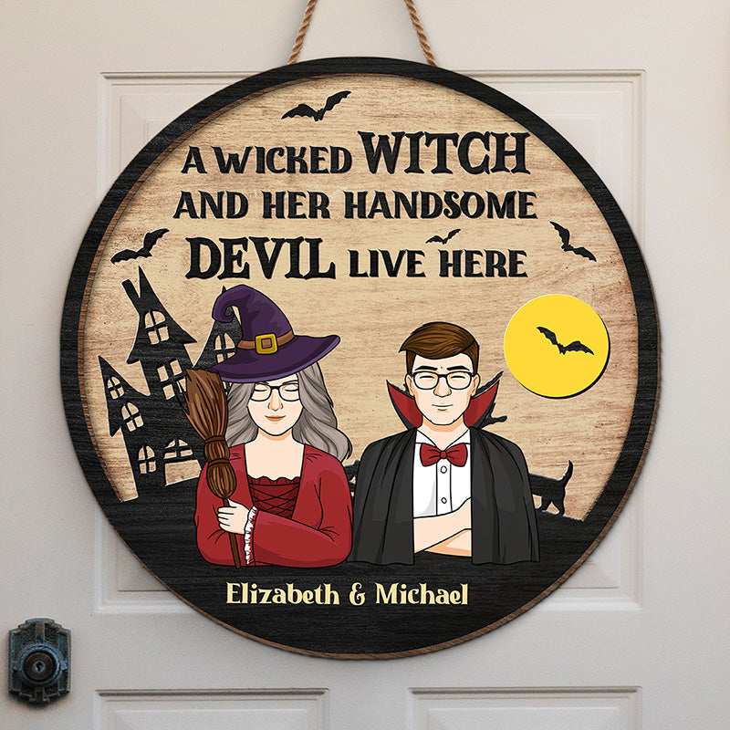 Une méchante sorcière et son beau diable vivent ici - Panneau rond personnalisé en bois pour décoration d'intérieur - Cadeau d'Halloween pour sorcières, mari et femme