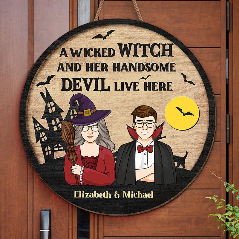 Une méchante sorcière et son beau diable vivent ici - Panneau rond personnalisé en bois pour décoration d'intérieur - Cadeau d'Halloween pour sorcières, mari et femme