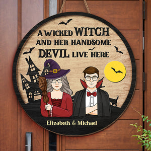 Une méchante sorcière et son beau diable vivent ici - Panneau rond personnalisé en bois pour décoration d'intérieur - Cadeau d'Halloween pour sorcières, mari et femme