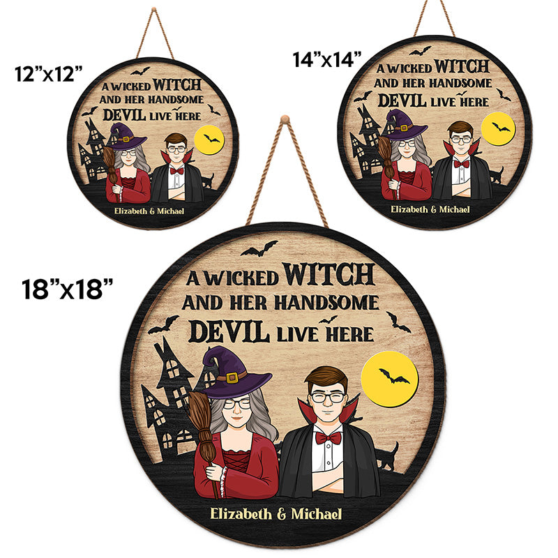 Une méchante sorcière et son beau diable vivent ici - Panneau rond personnalisé en bois pour décoration d'intérieur - Cadeau d'Halloween pour sorcières, mari et femme