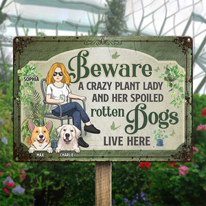 Une folle des plantes et ses animaux vivent ici - Plaque en métal personnalisée pour chien et chat - Cadeau de pendaison de crémaillère pour propriétaires d'animaux, amoureux des animaux et passionnés de jardinage
