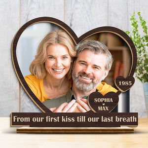 Photo personnalisée de notre premier baiser jusqu'à notre dernier souffle - Plaque en bois personnalisée à 2 couches avec support plat - Cadeau de pendaison de crémaillère pour mari et femme, anniversaire