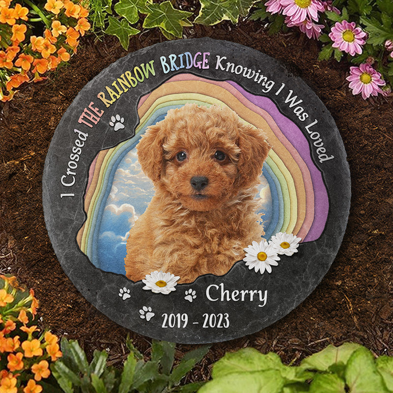 Photo personnalisée d'un bébé en fourrure traversant le pont arc-en-ciel - Pierre commémorative ronde personnalisée avec support - Cadeau de condoléances pour les propriétaires et les amoureux des animaux