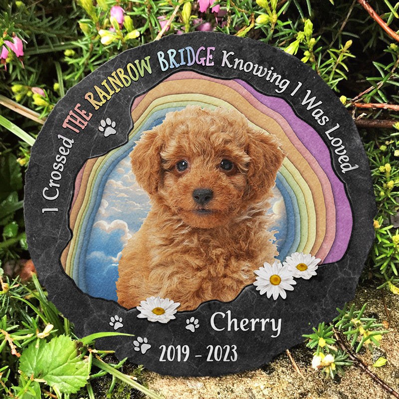 Photo personnalisée d'un bébé en fourrure traversant le pont arc-en-ciel - Pierre commémorative ronde personnalisée avec support - Cadeau de condoléances pour les propriétaires et les amoureux des animaux