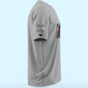 L'amour d'une mère est comme une fleur qui s'épanouit - T-shirt unisexe personnalisé avec motif sur la manche - Fête des Mères, cadeau pour maman, grand-mère