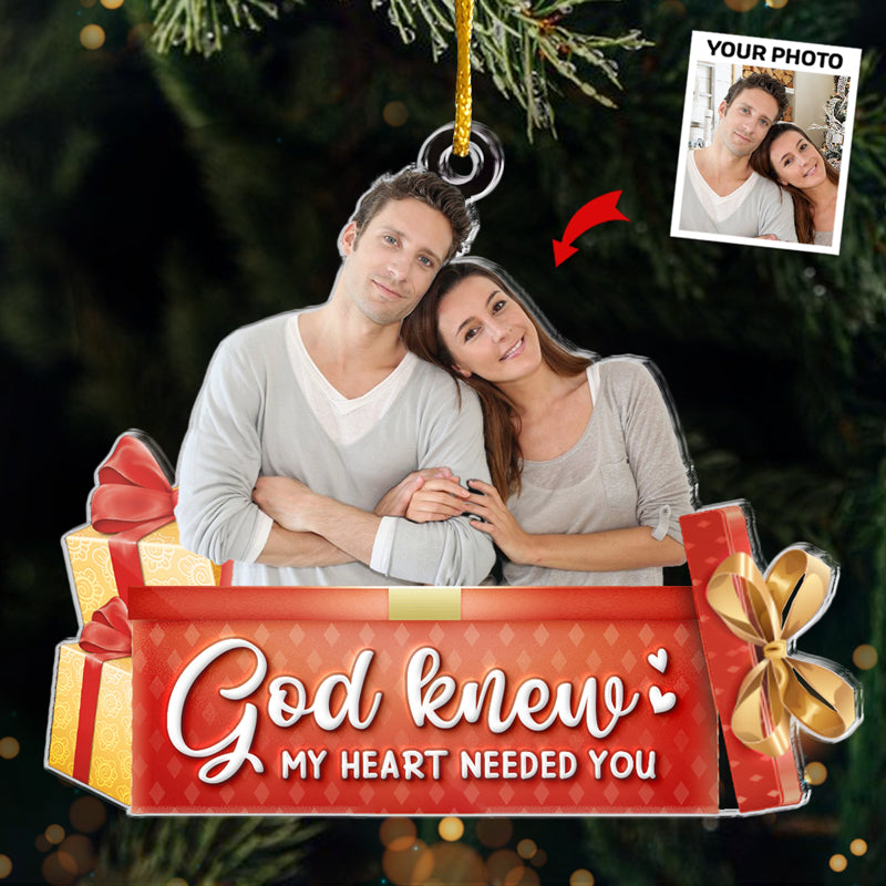 Photo personnalisée pour couple : l'esprit de Noël est présent ici - Ornement personnalisé pour couple - Décoration acrylique personnalisée - Cadeau de Noël pour mari et femme, anniversaire