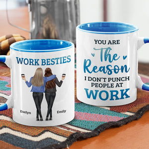 Tu es la raison pour laquelle je ne frappe pas les gens au travail - Tasse personnalisée avec accents pour collègue - Collègue, bureau, appréciation des employés, cadeau d'adieu, ami de travail, amitié entre collègues