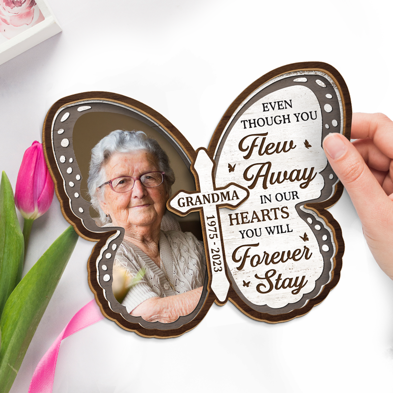 Photo personnalisée dans nos cœurs, vous resterez à jamais - Plaque commémorative personnalisée en bois à 2 couches avec support - Cadeau de condoléances pour les membres de la famille