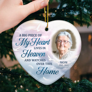 Photo personnalisée « Un gros morceau de mon cœur vit au paradis » - Ornement commémoratif personnalisé en forme de cœur en céramique - Cadeau de Noël, cadeau de condoléances pour les membres de la famille