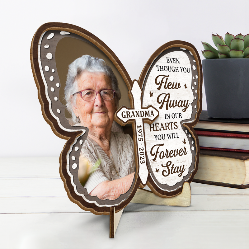Photo personnalisée dans nos cœurs, vous resterez à jamais - Plaque commémorative personnalisée en bois à 2 couches avec support - Cadeau de condoléances pour les membres de la famille
