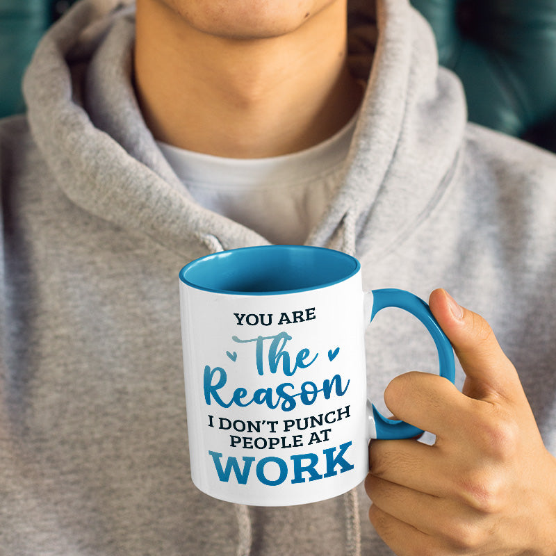 Tu es la raison pour laquelle je ne frappe pas les gens au travail - Tasse personnalisée avec accents pour collègue - Collègue, bureau, appréciation des employés, cadeau d'adieu, ami de travail, amitié entre collègues