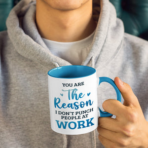 Tu es la raison pour laquelle je ne frappe pas les gens au travail - Tasse personnalisée avec accents pour collègue - Collègue, bureau, appréciation des employés, cadeau d'adieu, ami de travail, amitié entre collègues