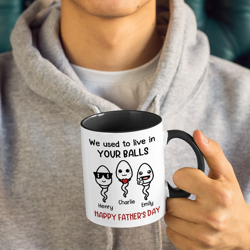 Nous vivions dans tes boules - Tasse personnalisée avec accents pour la famille - Cadeau pour la fête des pères, la fête des mères et un anniversaire pour papa et maman