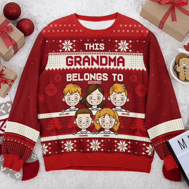 Cette grand-mère appartient au style rouge - Sweat-shirt moche personnalisé pour la famille - Pull en laine unisexe - Cadeau de Noël pour grand-mère et grands-parents