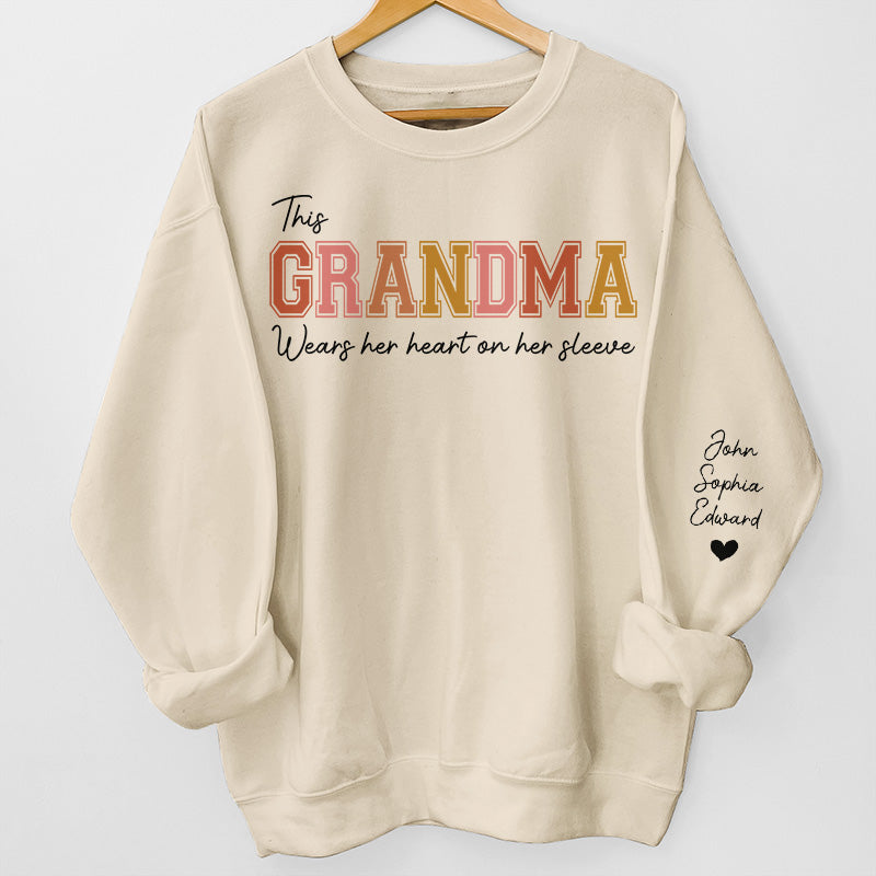 Le cœur de grand-mère appartient à - Sweat-shirt unisexe personnalisé avec motif sur la manche - Cadeau pour grand-mère, maman