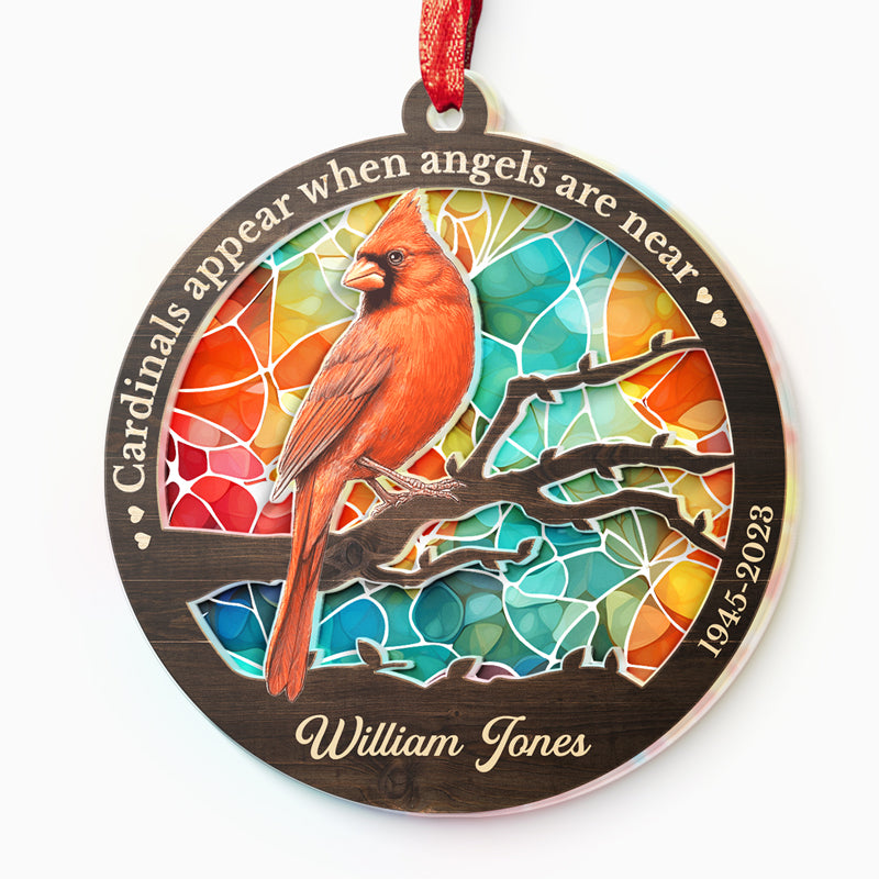 Les cardinaux apparaissent lorsque les anges sont proches - Ornement attrape-soleil personnalisé commémoratif - Forme ronde en acrylique - Cadeau de condoléances pour les membres de la famille