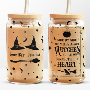 Les sorcières sont toujours liées par le cœur - Tasse en verre personnalisée Bestie, tasse à café glacé - Cadeau d'Halloween pour meilleures amies, meilleures amies, sœurs