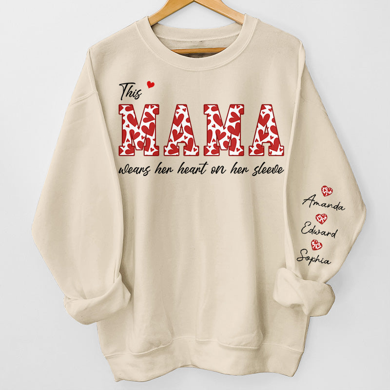 Cette maman porte son cœur sur sa manche - Sweat-shirt unisexe personnalisé avec motif sur la manche - Cadeau d'anniversaire pour maman, grand-mère