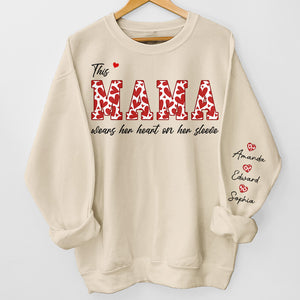 Cette maman porte son cœur sur sa manche - Sweat-shirt unisexe personnalisé avec motif sur la manche - Cadeau d'anniversaire pour maman, grand-mère