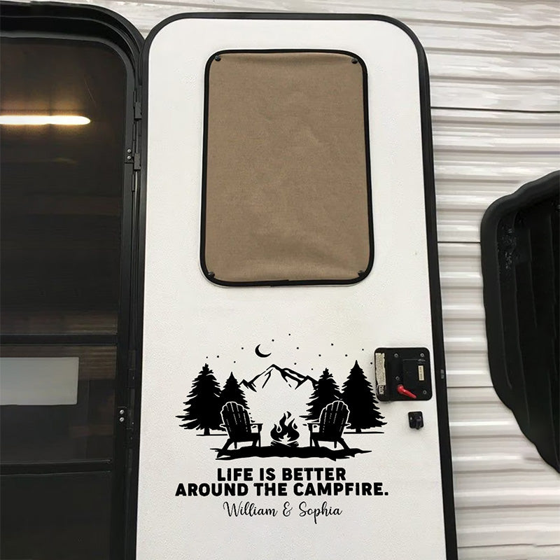 La vie est meilleure autour d'un feu de camp - Autocollant camping personnalisé pour camping-car - Cadeau pour mari, femme et amoureux du camping