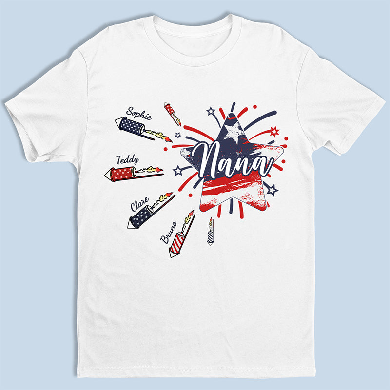 Bébé, tu es un feu d'artifice - T-shirt patriotique unisexe personnalisé pour la famille, sweat à capuche, sweat-shirt - Jour de l'Indépendance, 4 juillet, cadeau d'anniversaire pour grand-mère