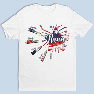 Bébé, tu es un feu d'artifice - T-shirt patriotique unisexe personnalisé pour la famille, sweat à capuche, sweat-shirt - Jour de l'Indépendance, 4 juillet, cadeau d'anniversaire pour grand-mère