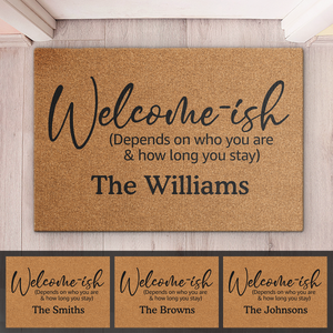 Bienvenue, tout dépend de qui vous êtes ! Tapis décoratif personnalisé pour la maison - Cadeau de pendaison de crémaillère pour les membres de la famille