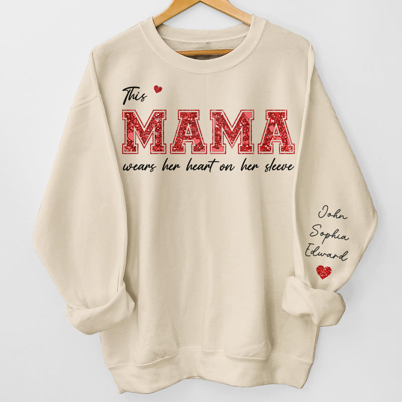 Cette Gigi porte son cœur sur sa manche - Sweat-shirt unisexe personnalisé avec motif sur la manche - Cadeau pour maman, grand-mère