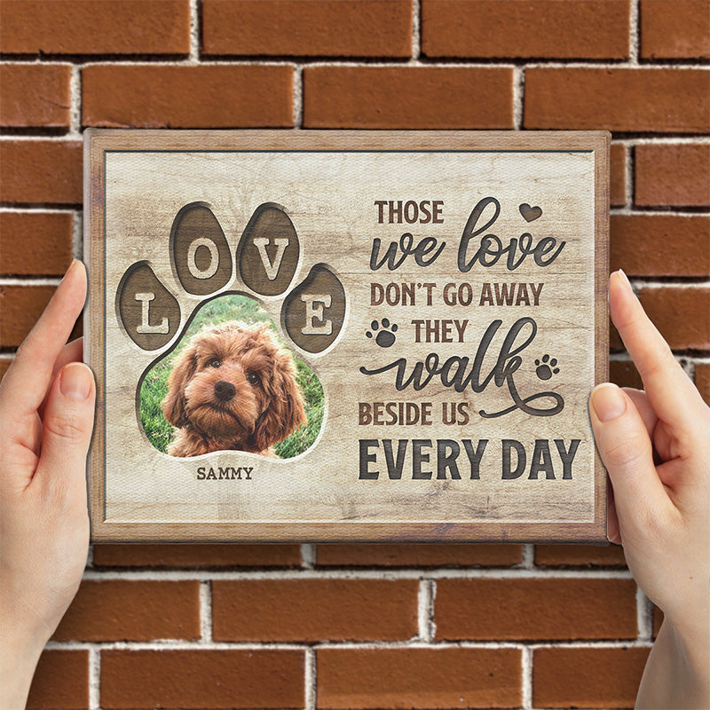 Photo personnalisée Ceux que nous aimons marchent à nos côtés chaque jour - Toile commémorative personnalisée avec chevalet horizontal - Cadeau de condoléances, cadeau pour les propriétaires d'animaux, les amoureux des animaux