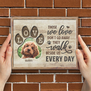 Photo personnalisée Ceux que nous aimons marchent à nos côtés chaque jour - Toile commémorative personnalisée avec chevalet horizontal - Cadeau de condoléances, cadeau pour les propriétaires d'animaux, les amoureux des animaux