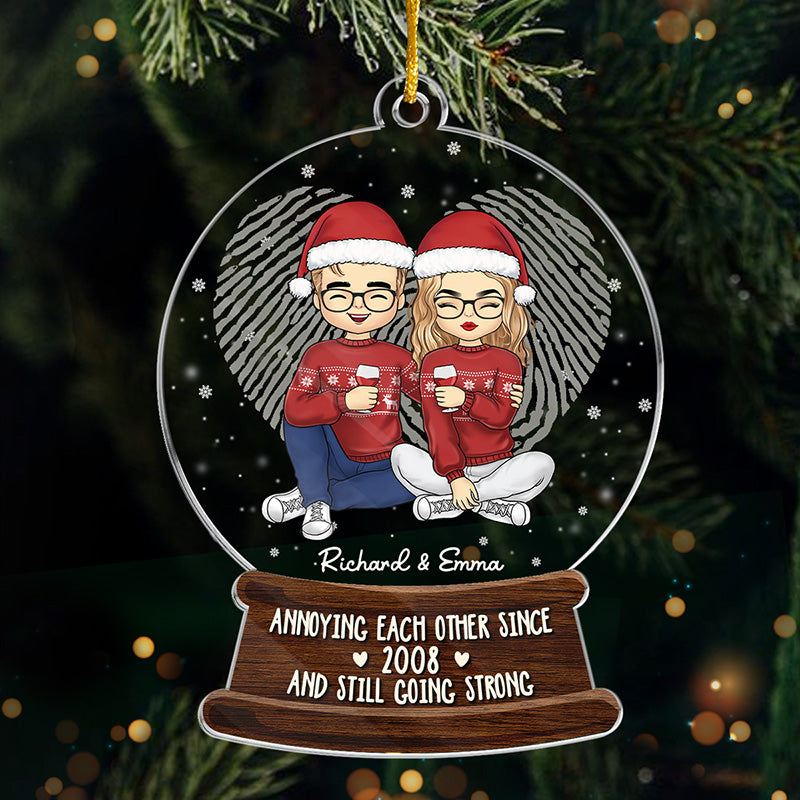 S'agacer et rester forts - Ornement personnalisé pour couple - Boule à neige en acrylique - Cadeau de Noël pour mari et femme, anniversaire
