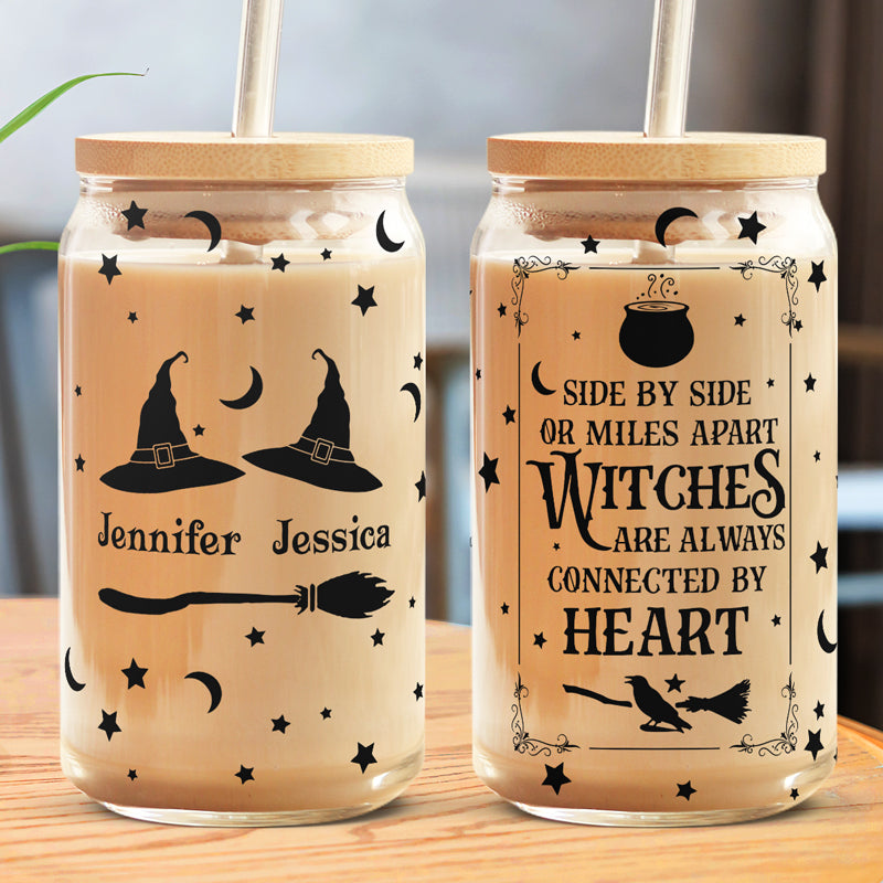 Les sorcières sont toujours liées par le cœur - Tasse en verre personnalisée Bestie, tasse à café glacé - Cadeau d'Halloween pour meilleures amies, meilleures amies, sœurs