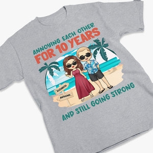 Heureux de s'embêter mutuellement pendant des années et toujours aussi forts - T-shirt unisexe personnalisé pour couple, sweat à capuche, sweat-shirt - Vacances d'été, cadeau pour mari et femme, anniversaire