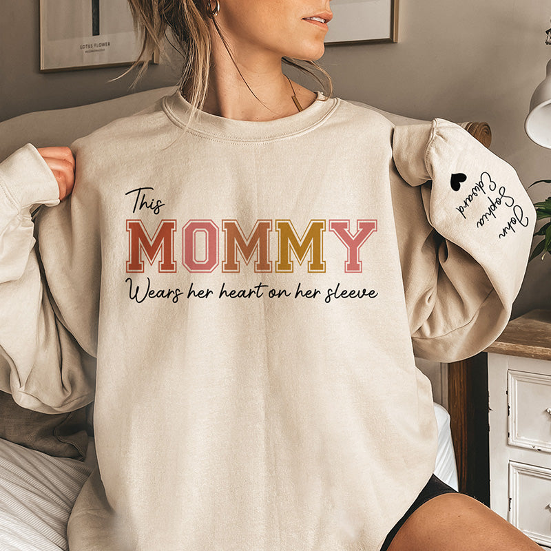 Le cœur de grand-mère appartient à - Sweat-shirt unisexe personnalisé avec motif sur la manche - Cadeau pour grand-mère, maman