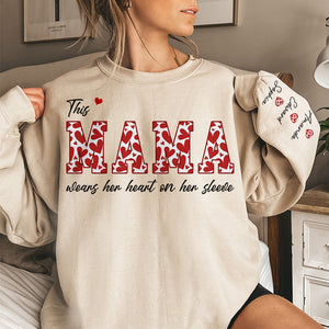 Cette maman porte son cœur sur sa manche - Sweat-shirt unisexe personnalisé avec motif sur la manche - Cadeau d'anniversaire pour maman, grand-mère