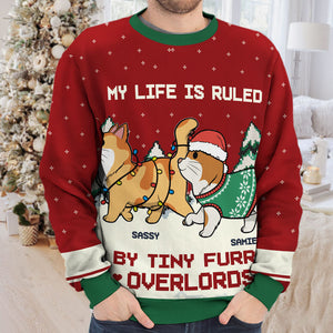 Ma vie est gouvernée par de minuscules seigneurs à fourrure - Sweat-shirt moche personnalisé pour chat - Pull en laine unisexe - Cadeau de Noël pour propriétaires et amoureux des animaux